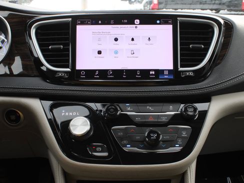 Used 2023 Chrysler Pacifica Limited image 14