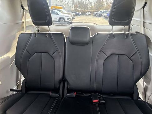 Used 2024 Chrysler Pacifica Touring-L FWD image 21