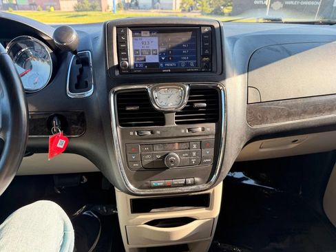 Used 2012 Chrysler Town & Country Touring w/ Entertainment Group #1 FWD image 22