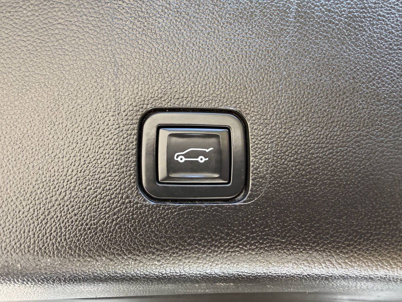 Used 2022 Chevrolet Traverse Premier w/ LPO, Floor Liner Package AWD/4WD image 22