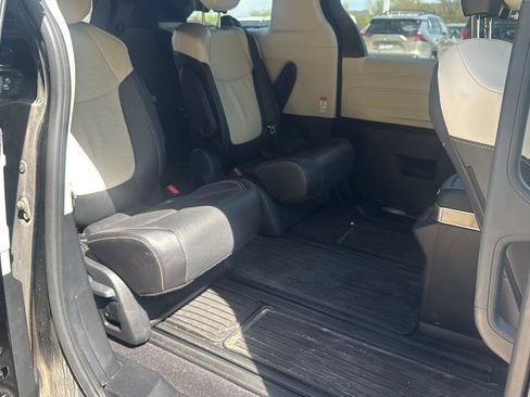 Used 2025 Toyota Sienna Platinum AWD/4WD image 26