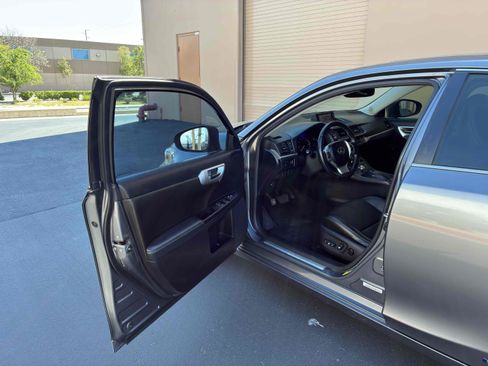 Used 2013 Lexus CT 200h w/ Premium Pkg w/Navigation FWD image 24