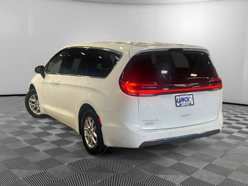 Used 2023 Chrysler Pacifica Touring-L FWD image 2