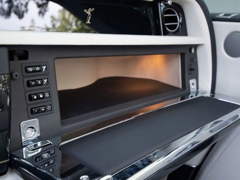 Used 2016 Rolls-Royce Phantom Drophead Coupe image 52