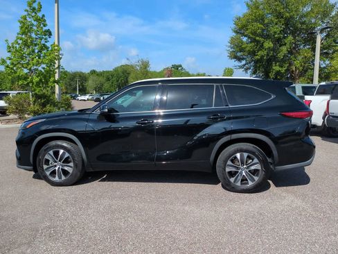Used 2022 Toyota Highlander XLE FWD image 3