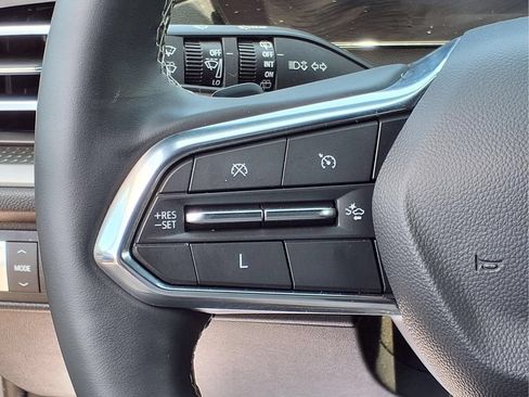 Used 2025 Chevrolet Traverse LT w/ Driver Confidence Package FWD image 16