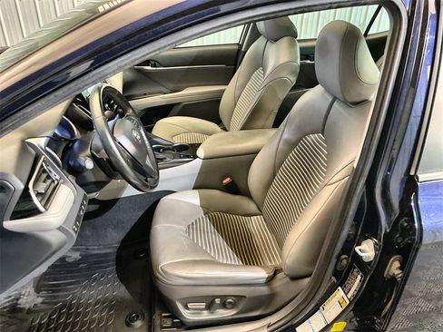 Used 2021 Toyota Camry SE w/ Cold Weather Package image 17