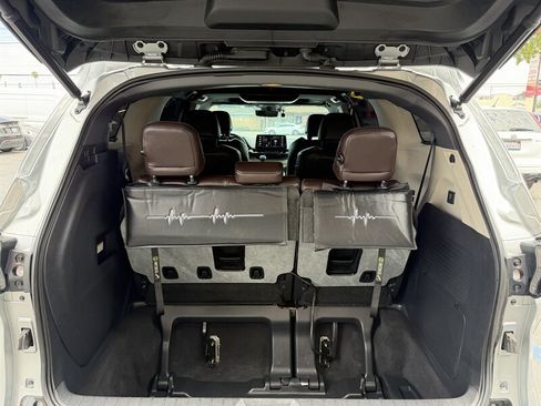 Used 2021 Toyota Sienna Platinum FWD image 4