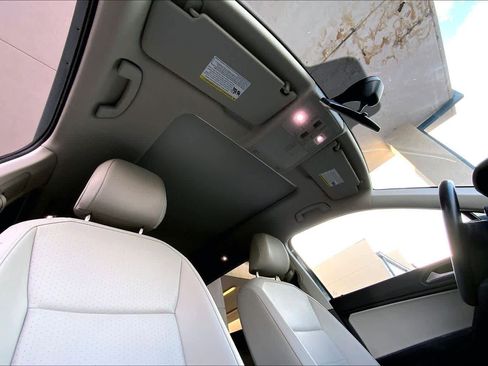 Used 2019 Volkswagen Tiguan SE w/ Panoramic Sunroof Package image 13