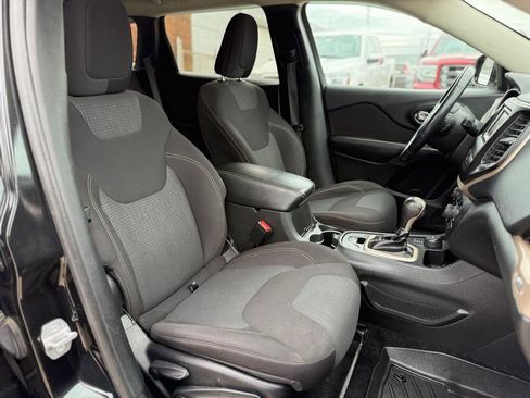 Used 2016 Jeep Cherokee Latitude w/ Cold Weather Group AWD/4WD image 25