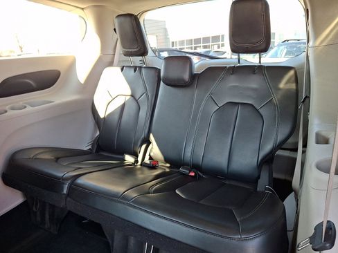 Used 2023 Chrysler Pacifica Touring-L image 11