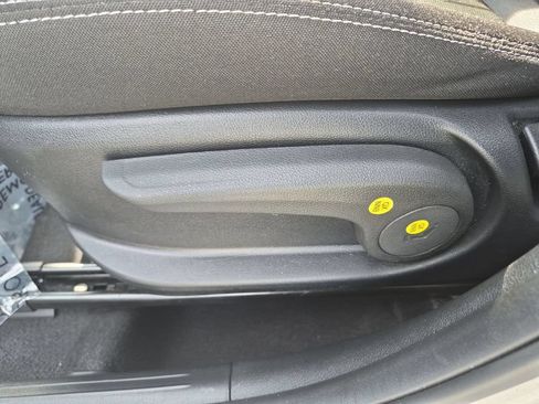 Used 2025 Hyundai Venue SEL FWD image 14