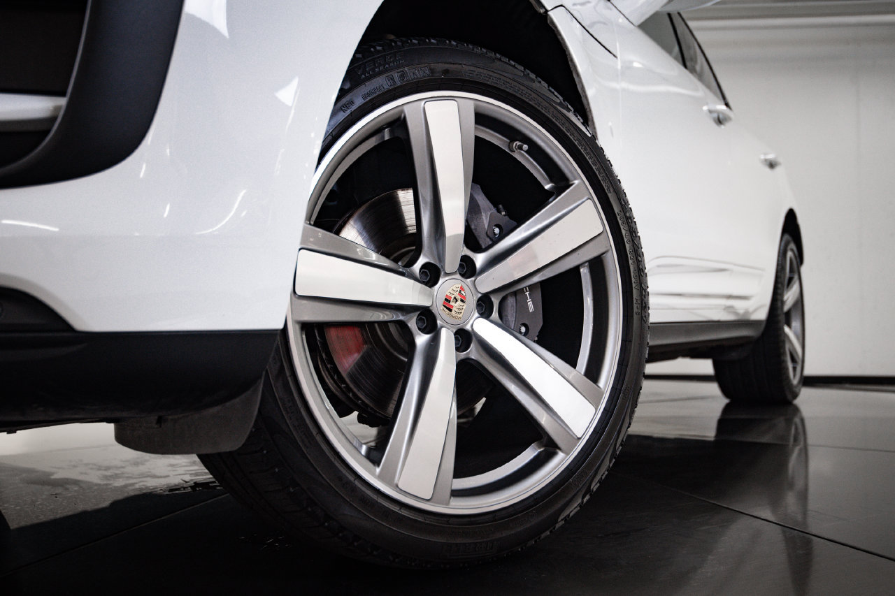 Certified 2024 Porsche Macan AWD/4WD image 12