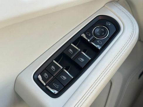 Used 2024 Porsche Macan AWD/4WD image 22