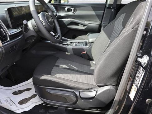 Used 2025 Kia Sorento LX FWD image 11