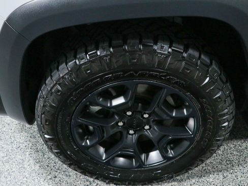 Used 2022 Jeep Cherokee Trailhawk w/ Premium Leather Package AWD/4WD image 11