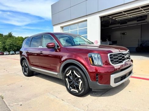 Used 2023 Kia Telluride S w/ S Sunroof Package FWD image 3
