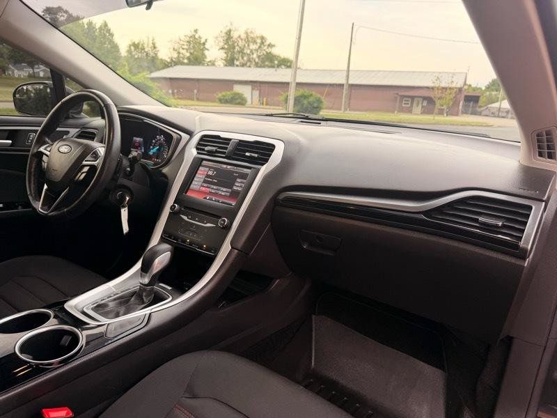 Used 2013 Ford Fusion SE FWD image 17