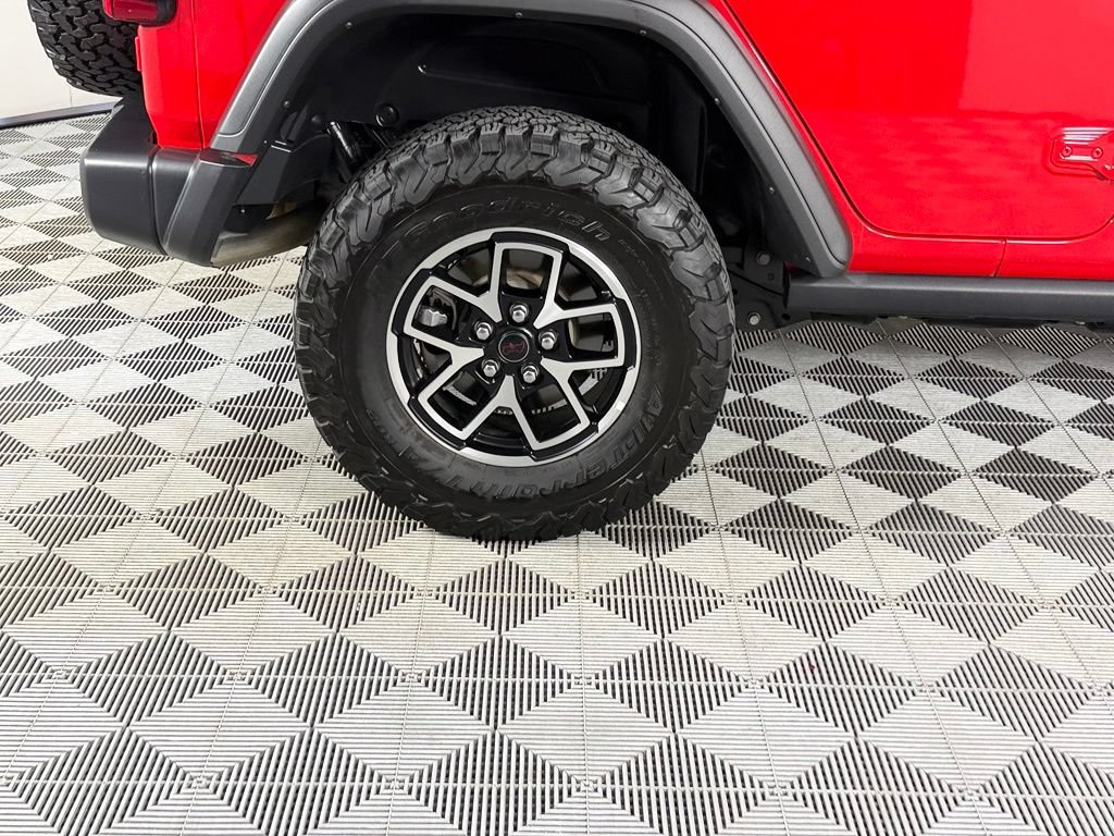 Used 2025 Jeep Wrangler Unlimited Rubicon w/ Convenience Group AWD/4WD image 8