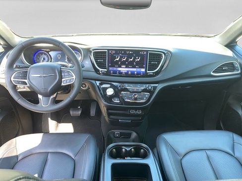 Used 2025 Chrysler Pacifica Select FWD image 14