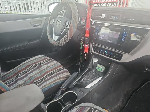 Used 2018 Toyota Corolla LE FWD image 3