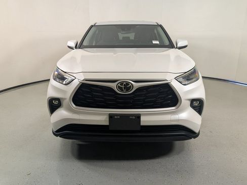 Used 2023 Toyota Highlander LE FWD image 2