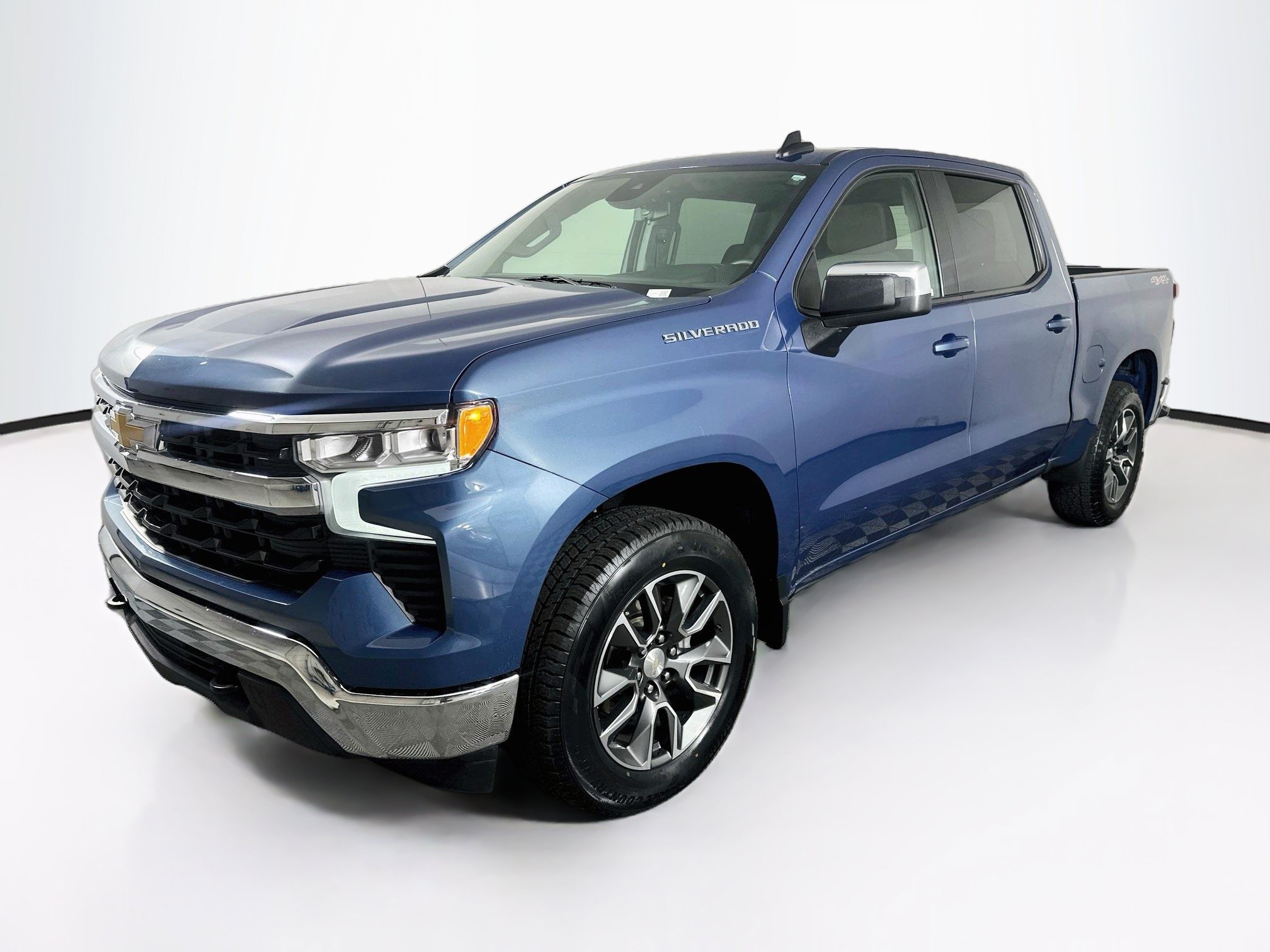 Used 2024 Chevrolet Silverado 1500 LT AWD/4WD image 3