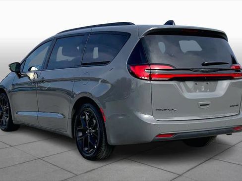 Certified 2025 Chrysler Pacifica Limited image 11