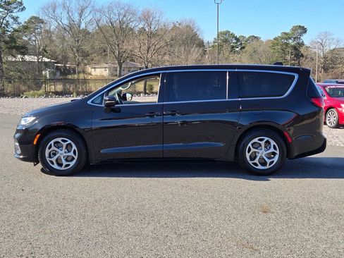 Used 2024 Chrysler Pacifica Limited FWD image 2