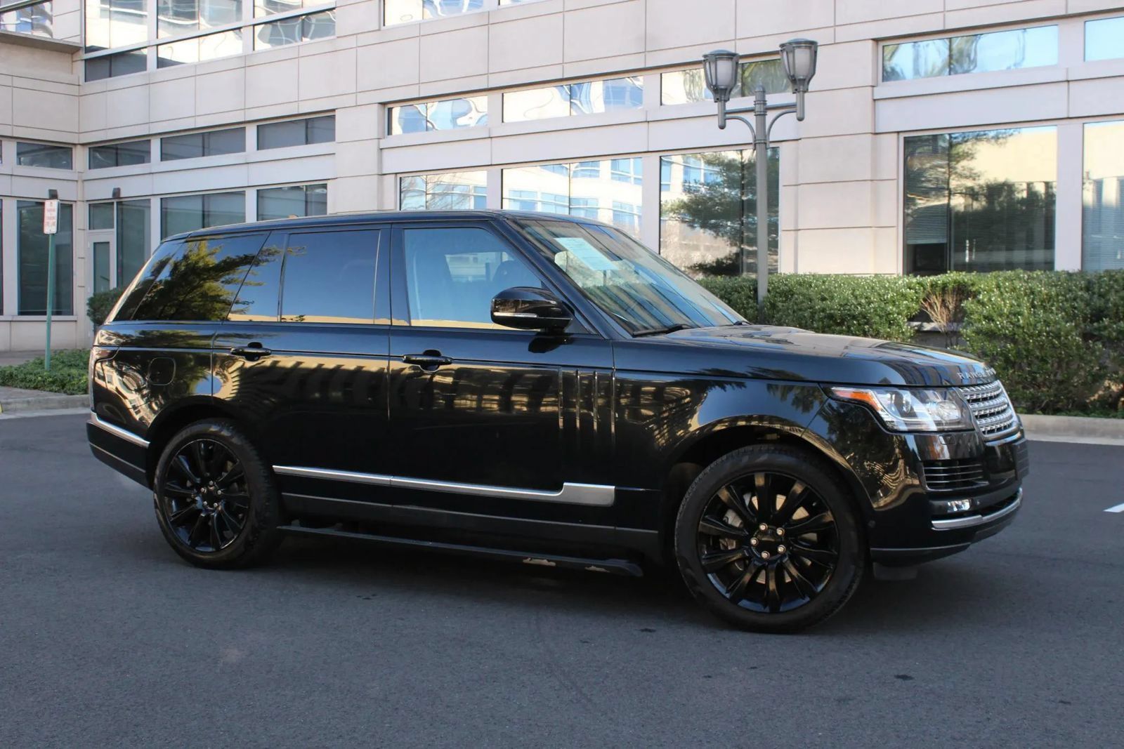 Used 2015 Land Rover Range Rover Supercharged AWD/4WD image 2