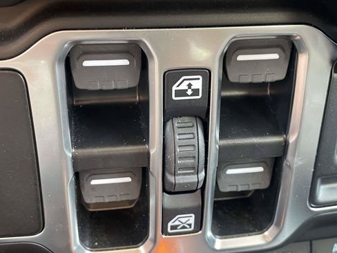 Certified 2025 Jeep Gladiator Sport AWD/4WD image 21