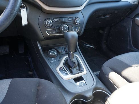 Used 2018 Jeep Cherokee Latitude w/ Safety Group AWD/4WD image 25