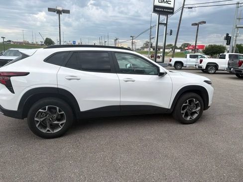 Used 2025 Chevrolet Trax LT FWD image 16