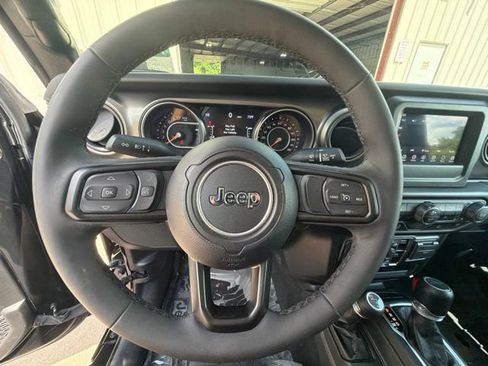 Used 2023 Jeep Gladiator Sport AWD/4WD image 25