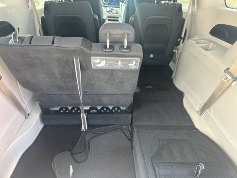 Used 2017 Chrysler Pacifica Touring FWD image 33