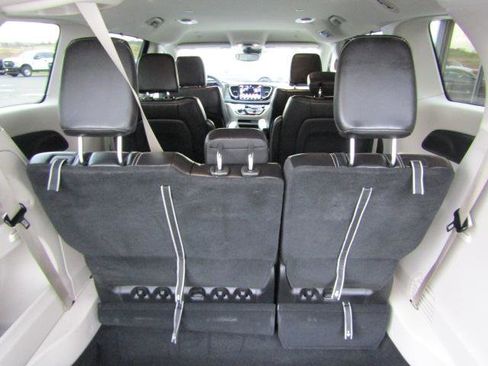 Used 2023 Chrysler Pacifica Touring-L image 16