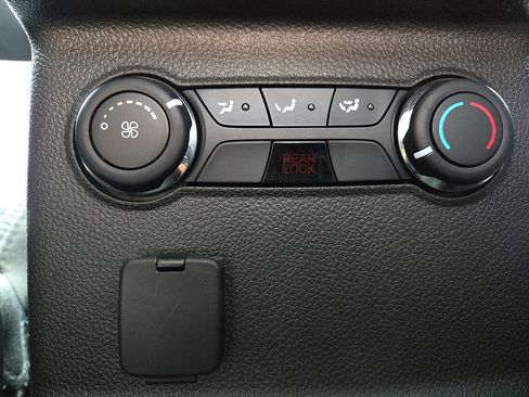 Used 2014 Ford Explorer XLT w/ Equipment Group 202A AWD/4WD image 11