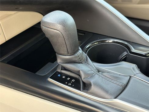 Used 2018 Toyota Camry LE FWD image 29