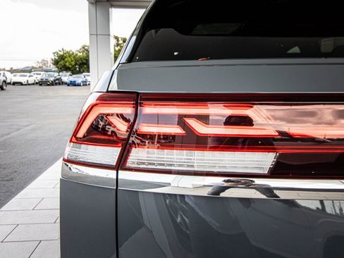 Used 2024 Volkswagen Atlas Cross Sport SE w/ Panoramic Sunroof Package image 13