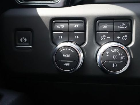 Used 2024 GMC Sierra 1500 AT4 w/ Technology Package AWD/4WD image 18