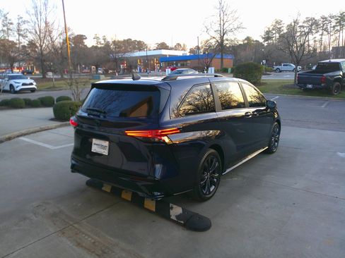 Used 2025 Toyota Sienna XSE w/ XSE Plus Package image 12