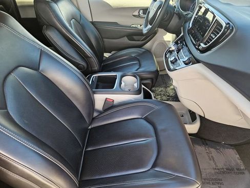 Used 2023 Chrysler Pacifica Touring-L FWD image 14