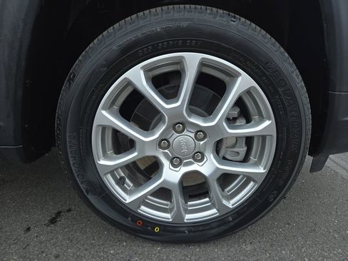 Used 2023 Jeep Compass Latitude image 9