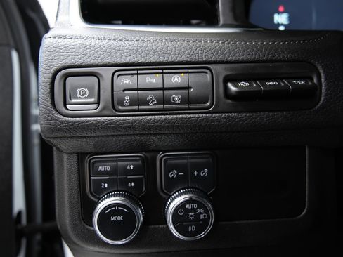 Used 2024 GMC Yukon XL Denali image 32