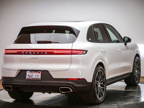 Certified 2025 Porsche Cayenne AWD/4WD image 7