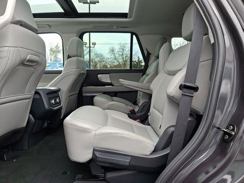 Used 2025 Ford Expedition Active image 9