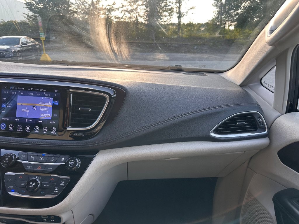 Used 2017 Chrysler Pacifica Limited w/ UConnect Theater Package FWD image 39