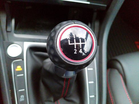 Used 2017 Volkswagen GTI SE image 8