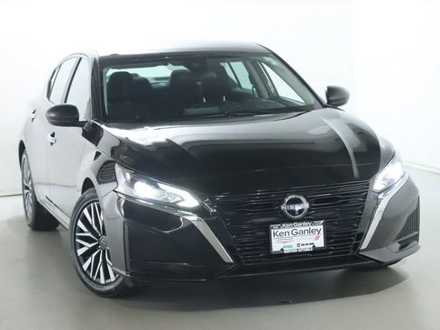 Used 2025 Nissan Altima 2.5 SV FWD image 2