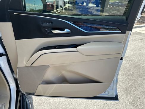 Used 2021 Cadillac Escalade ESV Premium Luxury AWD/4WD image 40